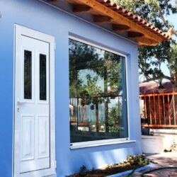 Εξοχική κατοικία στις Αλυκές Δροσιάς Χαλκίδας με ενεργειακά κουφώματα αλουμινίου Elvial