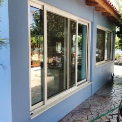 Εξοχική κατοικία στις Αλυκές Δροσιάς Χαλκίδας με ενεργειακά κουφώματα αλουμινίου Elvial