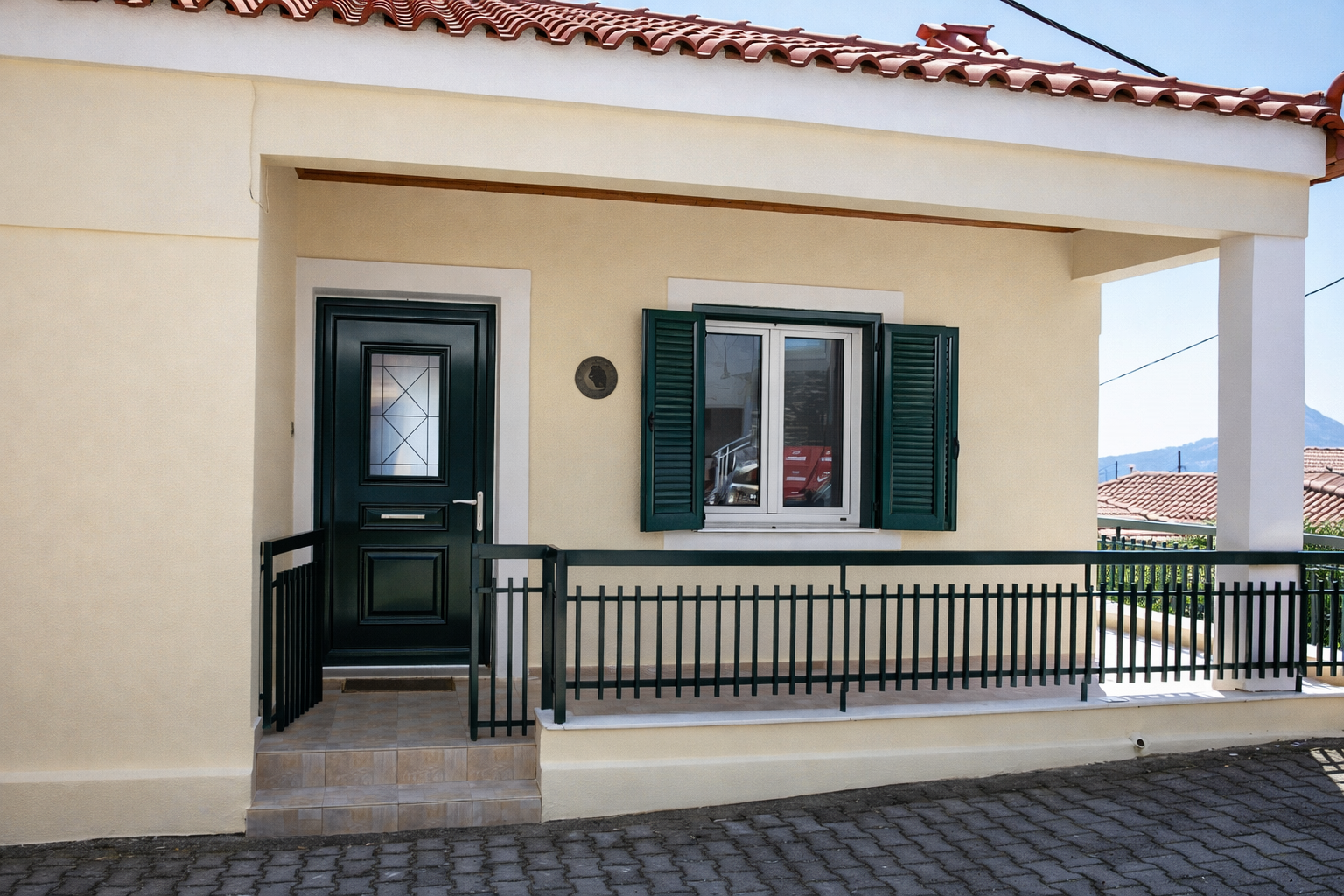 Εξοχική κατοικία στην Ενορία Κύμης με κουφώματα αλουμινίου Europa