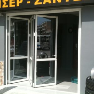 Τζαμιαρίες σε κατάστημα Ελαστικών στην Χαλκίδα