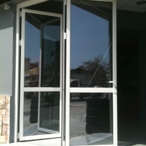 Τζαμιαρίες σε κατάστημα Ελαστικών στην Χαλκίδα