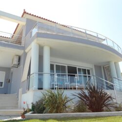 Παραθαλάσσια εξοχική κατοικία στην παραλία Μουρτερή Ευβοίας με κουφώματα αλουμινίου