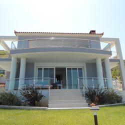 Παραθαλάσσια εξοχική κατοικία στην παραλία Μουρτερή Ευβοίας με κουφώματα αλουμινίου