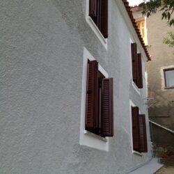 Πλινθόκτιστη οικία στην Κύμη Ευβοίας με κουφώματα αλουμινίου Europa σε απόχρωση ξύλου