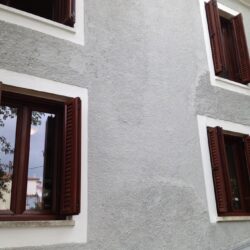 Πλινθόκτιστη οικία στην Κύμη Ευβοίας με κουφώματα αλουμινίου Europa σε απόχρωση ξύλου