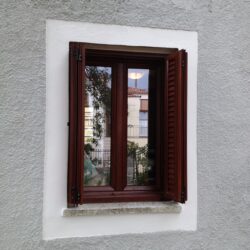 Πλινθόκτιστη οικία στην Κύμη Ευβοίας με κουφώματα αλουμινίου Europa σε απόχρωση ξύλου