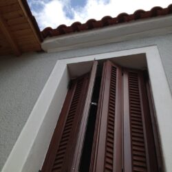 Πλινθόκτιστη οικία στην Κύμη Ευβοίας με κουφώματα αλουμινίου Europa σε απόχρωση ξύλου