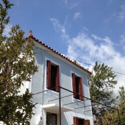 Πλινθόκτιστη οικία στην Κύμη Ευβοίας με κουφώματα αλουμινίου Europa σε απόχρωση ξύλου