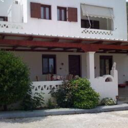 Παραδοσιακή κατοικία στη Σκύρο με ενεργειακά κουφώματα αλουμινίου Europa σε όψη ξύλου