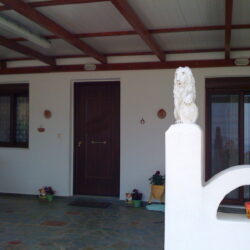 Παραδοσιακή κατοικία στη Σκύρο με ενεργειακά κουφώματα αλουμινίου Europa σε όψη ξύλου