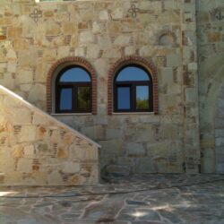 Κουρμπαριστά κουφώματα αλουμινίου σε πολιτιστικό κτίριο