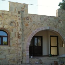 Κουρμπαριστά κουφώματα αλουμινίου σε πολιτιστικό κτίριο