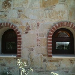 Κουρμπαριστά κουφώματα αλουμινίου σε πολιτιστικό κτίριο