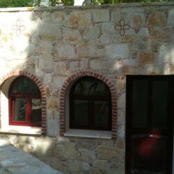 Κουρμπαριστά κουφώματα αλουμινίου σε πολιτιστικό κτίριο