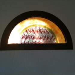 Κουρμπαριστά κουφώματα αλουμινίου σε πολιτιστικό κτίριο