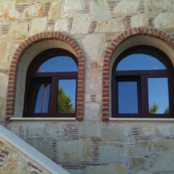 Κουρμπαριστά κουφώματα αλουμινίου σε πολιτιστικό κτίριο