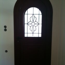 Κουρμπαριστά κουφώματα αλουμινίου σε πολιτιστικό κτίριο