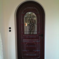 Κουρμπαριστά κουφώματα αλουμινίου σε πολιτιστικό κτίριο