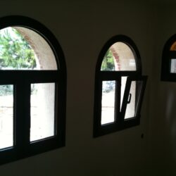 Κουρμπαριστά κουφώματα αλουμινίου σε πολιτιστικό κτίριο