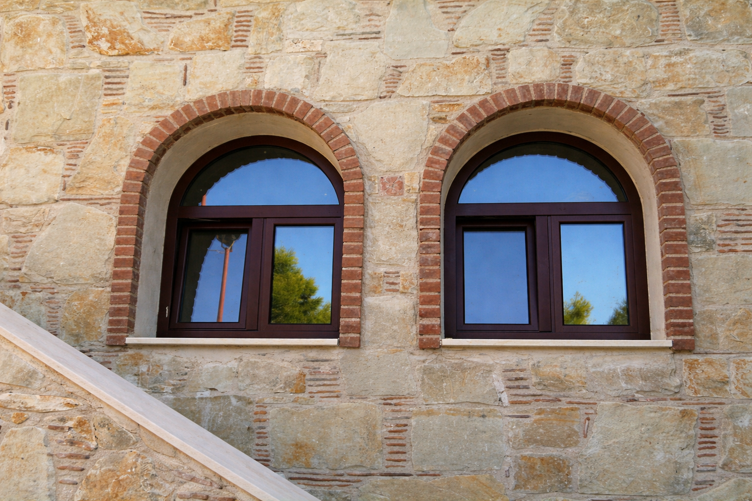 Κυκλικά κουφώματα αλουμινίου με βιτρώ στο Πνευματικό Κέντρο Χαλκίδας