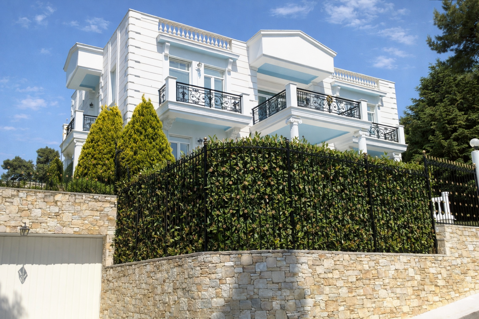 Πολυτελής βίλα στην Πεντέλη με κουφώματα αλουμινίου υψηλών προδιαγραφών (1)