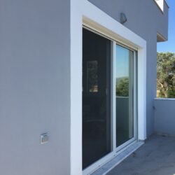 Ενεργειακά κουφώματα αλουμινίου Europa Hybrid σε νέα οικία στα Πλακάκια Ερέτριας