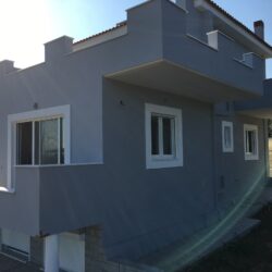 Ενεργειακά κουφώματα αλουμινίου Europa Hybrid σε νέα οικία στα Πλακάκια Ερέτριας