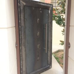 Μεταλλική αυλόπορτα με χειροποίητο σχέδιο