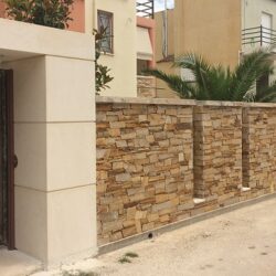 Μεταλλική αυλόπορτα με χειροποίητο σχέδιο