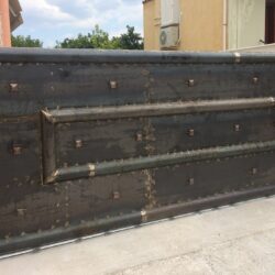 Μεταλλική αυλόπορτα με χειροποίητο σχέδιο