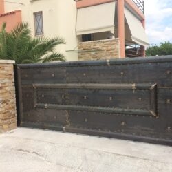 Μεταλλική αυλόπορτα με χειροποίητο σχέδιο