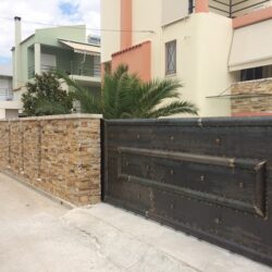 Μεταλλική αυλόπορτα με χειροποίητο σχέδιο