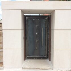 Μεταλλική αυλόπορτα με χειροποίητο σχέδιο