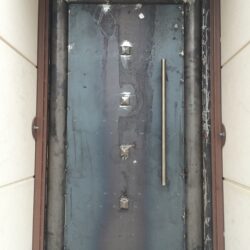 Μεταλλική αυλόπορτα με χειροποίητο σχέδιο