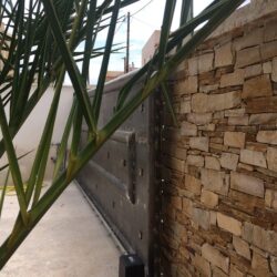 Μεταλλική αυλόπορτα με χειροποίητο σχέδιο