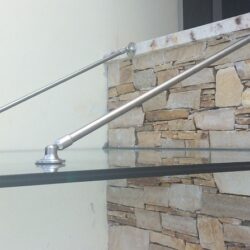 Κρεμαστό γυάλινο στέγαστρο σε είσοδο κατοικίας