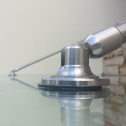 Κρεμαστό γυάλινο στέγαστρο σε είσοδο κατοικίας