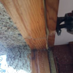 Φθαρμένα ξύλινα κουφώματα πριν την αντικατάσταση