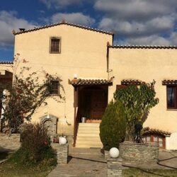 Παλαιά ξύλινα κουφώματα σε παραδοσιακή οικία στην Αμάρυνθο