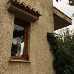 Φθαρμένα ξύλινα κουφώματα πριν την αντικατάσταση