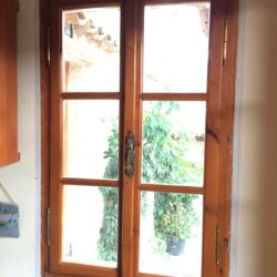 Φθαρμένα ξύλινα κουφώματα πριν την αντικατάσταση