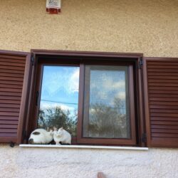 Νέα Ενεργειακά κουφώματα αλουμινίου σε απόχρωση ξύλου Καρυδιά παραδοσιακή κατοικία στην Αμάρυνθο