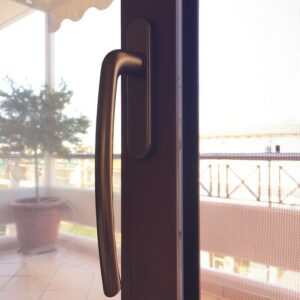 Αντικατάσταση παλαιών ξύλινων κουφωμάτων με ενεργειακά αλουμινίου σε διαμέρισμα στο Χαλάνδρι