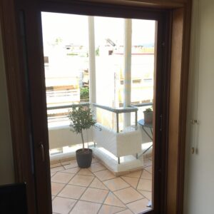 Αντικατάσταση παλαιών ξύλινων κουφωμάτων με ενεργειακά αλουμινίου σε διαμέρισμα στο Χαλάνδρι