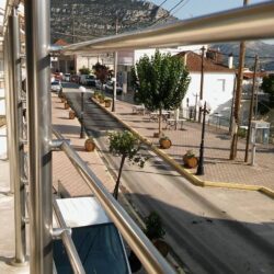 Κάγκελα αλουμινίου τύπου Inox με οριζόντια στοιχεία σε μπαλκόνι