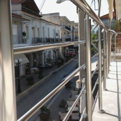 Κάγκελα αλουμινίου τύπου Inox με οριζόντια στοιχεία σε μπαλκόνι
