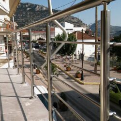 Κάγκελα αλουμινίου τύπου Inox με οριζόντια στοιχεία σε μπαλκόνι