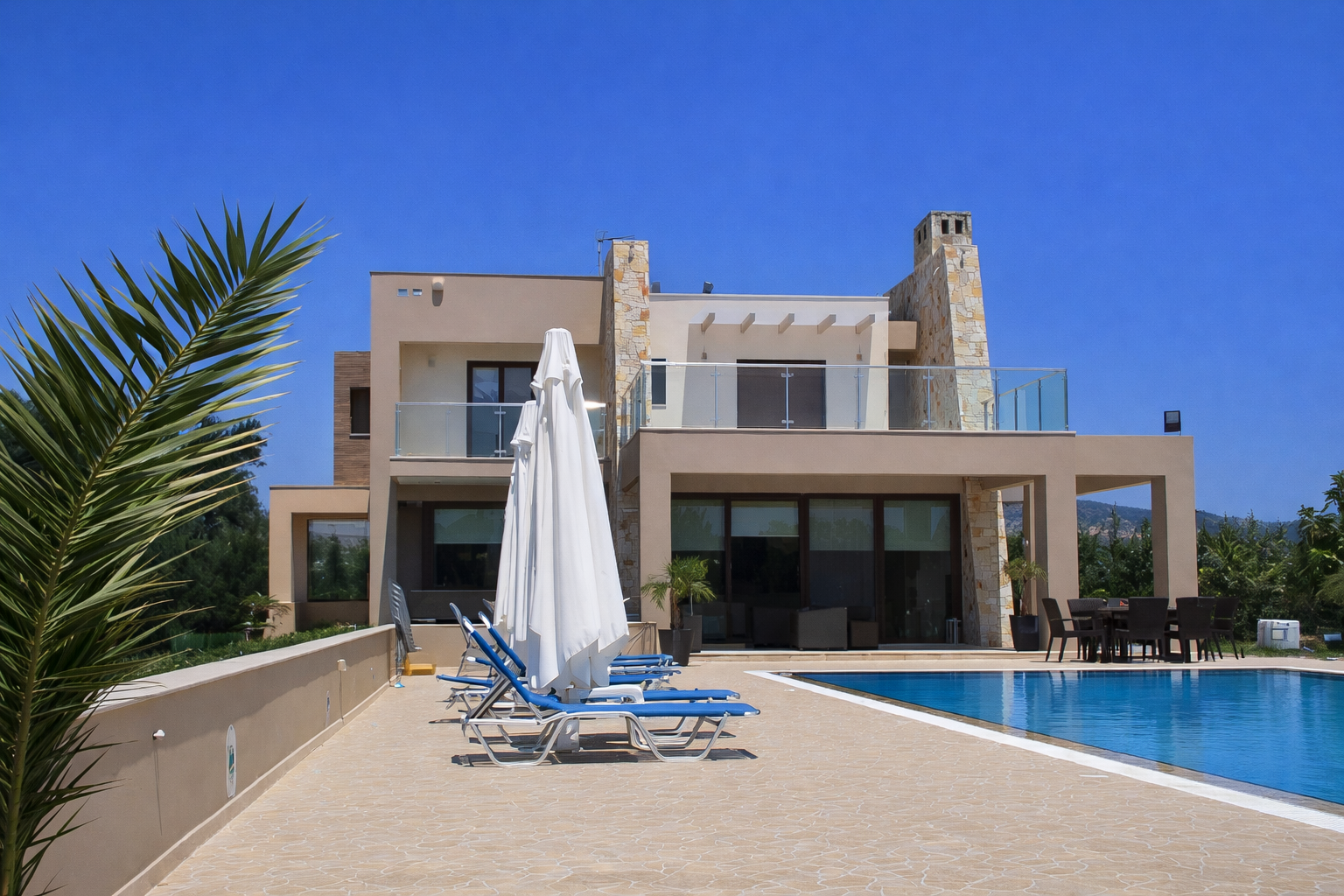 Κουφώματα αλουμινίου Europa σε Ιδιωτική μοντέρνα κατοικία με πισίνα Χαλκίδα