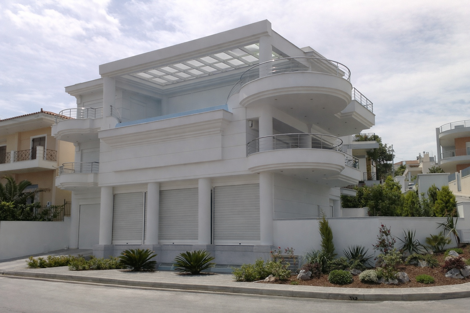 Μοναδική λευκή βίλα ενεργειακα κουφωματα αλουμινιου Europa