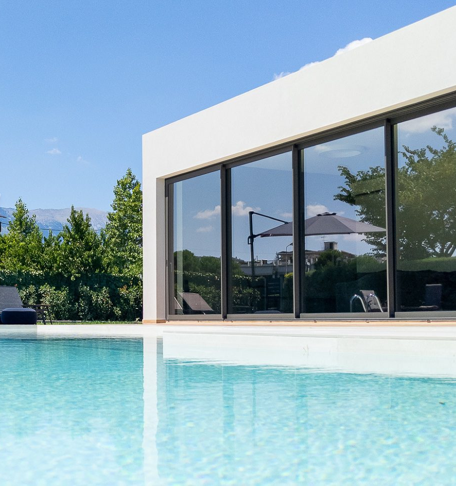 Minimal-Koufomata-Alouminiou-Pool-House - Planistar EVO Saint-Gobain_mparolas